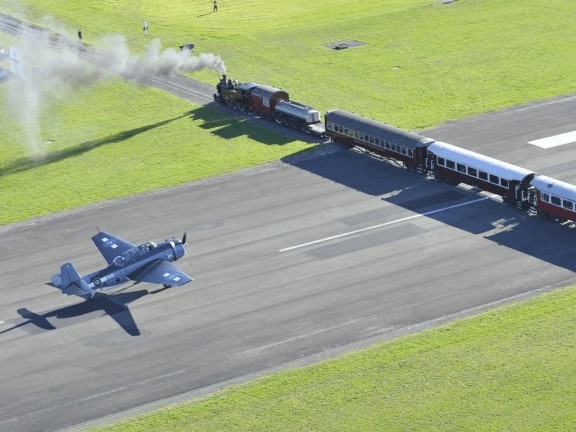 It’s stressful enough to land a plane without having to dodge a train too, but that is what the pilots have to do at an airport in New Zealand. Gisborne is one of the world’s scariest airports because a railway line cuts right across the main runway.