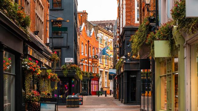 The UK’s sprawling capital with its 32 boroughs, nine different travel fare zones, and eclectic neighbourhoods north and south of The Thames may not immediately strike you as a particularly walkable city. 