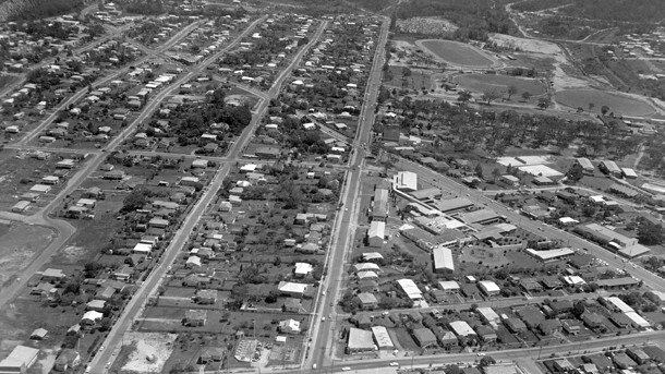 Flashback shot — aerial view of Southport looking along Queen Street towards Owen Park next to the cemetery. SUPPLIED BY GOLD COAST CITY COUNCIL LOCAL STUDIES LIBRARY.