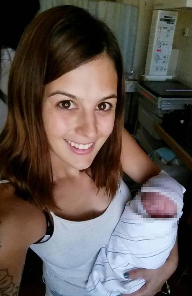 Hailey com o bebê de sua amiga - ela descobriu uma marca de nascença no pescoço da menina que expôs o suposto caso de seu marido e melhor amiga.  Imagem: Atende