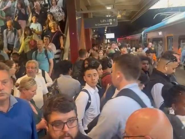 Chaos at Flinders st station due to equipment faults