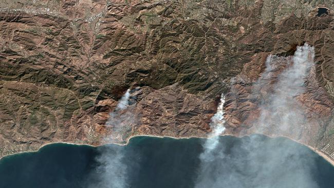 This satellite image shows smoke rising from the Palisades Fire. Picture: Maxar Technologies / AFP