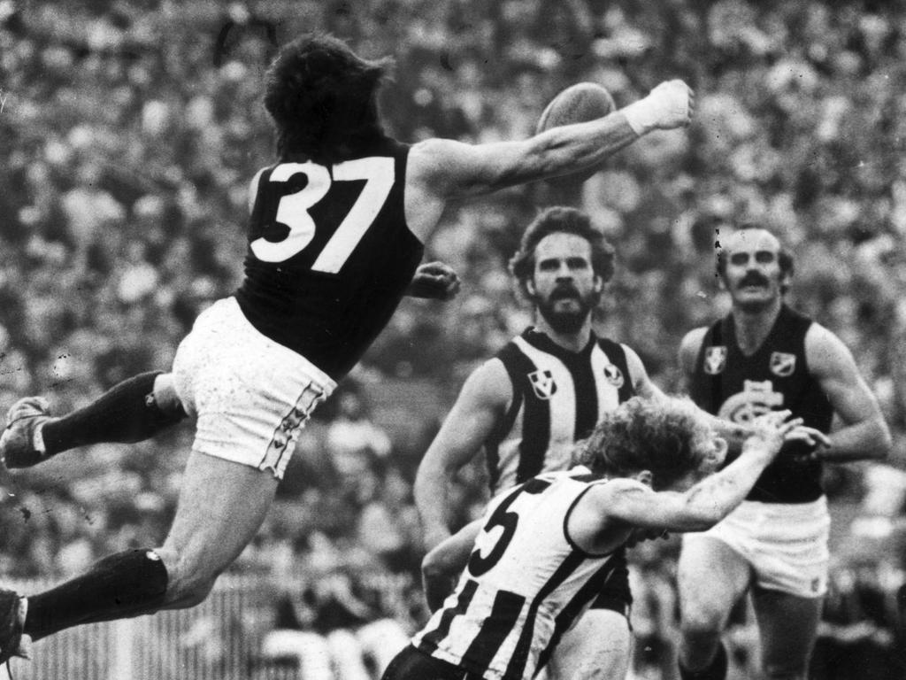 Wayne Harmes makes a flying spoil in the 1979 Grand Final.