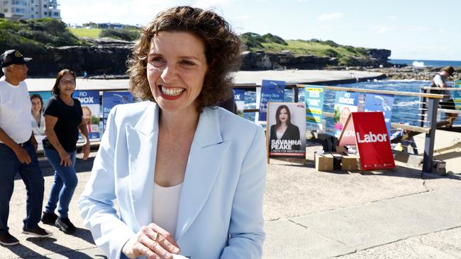 Wentworth MP Allegra Spender speaks to locals at Clovelly Surf Club on Saturday. Picture: Jonathan Ng