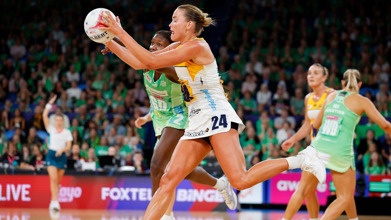 Reilley Batcheldor of the Lighting and Sunday Aryang of the Fever contest for the ball during the round four Super Netball match between West Coast Fever and Sunshine Coast Lightning. Photo: Getty Images