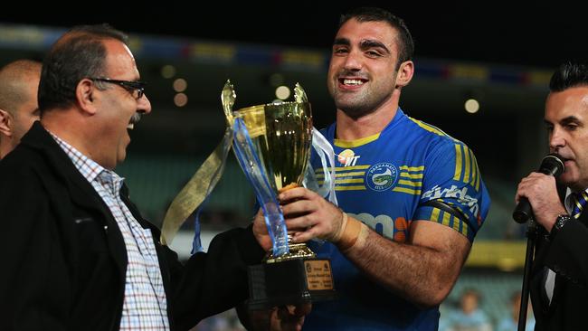 Mannah with father Fred and the Jonny Mannah Cup in 2014. Image: Phil Hillyard