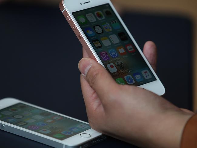 CUPERTINO, CA - MARCH 21: An attendee inpsects the new iPhone SE during an Apple special event at the Apple headquarters on March 21, 2016 in Cupertino, California. Apple announced the iPhone SE and a 9.7" version of the iPad Pro. Justin Sullivan/Getty Images/AFP == FOR NEWSPAPERS, INTERNET, TELCOS & TELEVISION USE ONLY ==