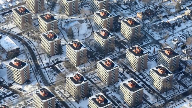 NEW YORK, NY - JANUARY 05: Apartement buildings stand in the snow on January 5, 2018 in New York City. Under frigid temperatures, New York City dug out from the "Bomb Cyclone."   John Moore/Getty Images/AFP == FOR NEWSPAPERS, INTERNET, TELCOS & TELEVISION USE ONLY ==