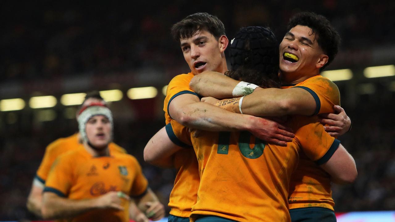 Australia's Lachlan Lonergan (2R) celebrates with teammates after scoring the winning try during the Autumn Nations Series International rugby union match between Wales and Australia at the Principality Stadium, in Cardiff, on November 26, 2022. - Australia beat Wales 34-39. (Photo by Geoff Caddick / AFP)