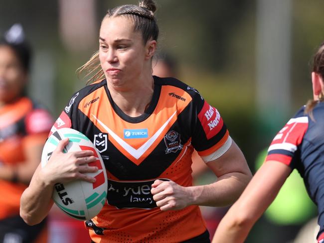 GOSFORD, AUSTRALIA - AUGUST 10: Kezie Apps of the Tigers runs with the ball during the round three NRLW match between Sydney Roosters and Wests Tigers at Industree Group Stadium on August 10, 2024 in Gosford, Australia. (Photo by Scott Gardiner/Getty Images)