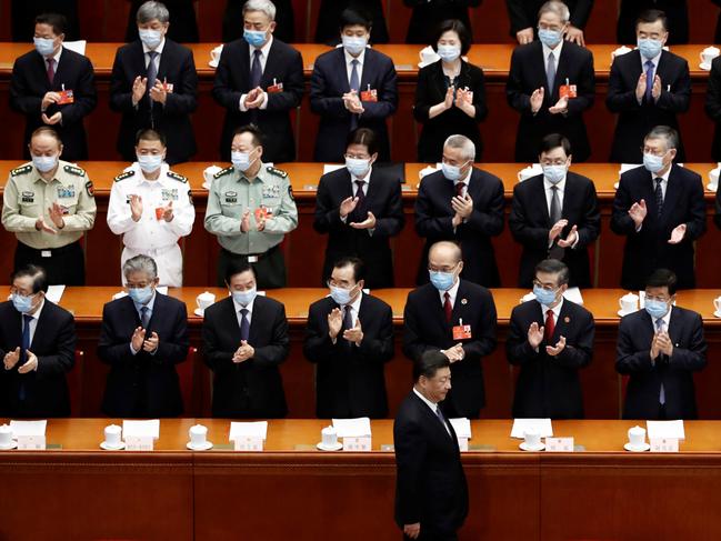 Chinese President Xi Jinping walks past officials wearing face masks following the coronavirus disease (COVID-19) outbreak as he arrives for the second plenary session of the National People's Congress (NPC) at the Great Hall of the People in Beijing, China May 25, 2020. REUTERS/Thomas Peter - RC2JVG9HABK1