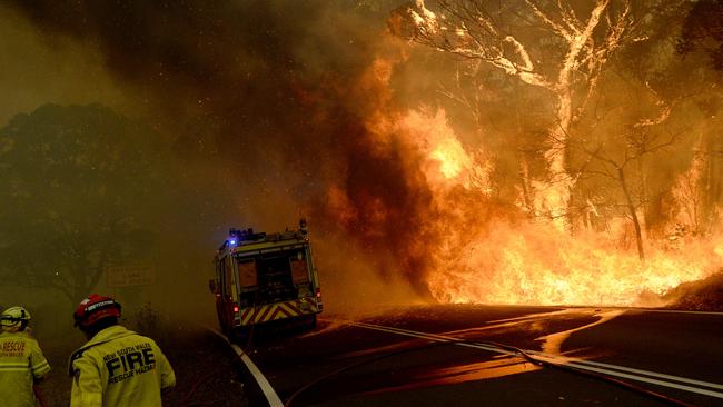 Fire threatens homes along Bells Line of Road in Bilpin. Picture: Jeremy Piper