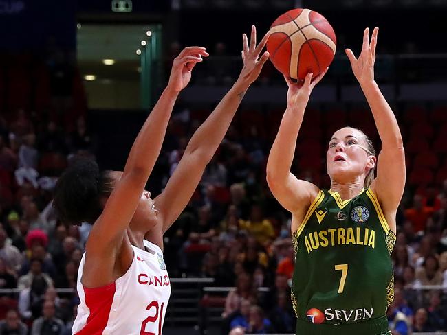 Tess Madgen (C) shoots during the 2022 FIBA Women's Basketball World Cup.