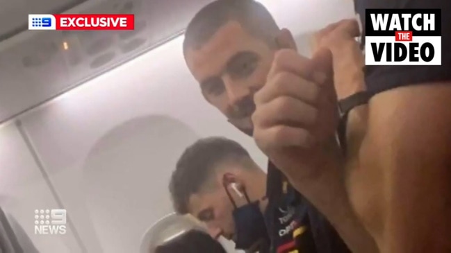 Adelaide Crows players busted without masks on flight (9 News)