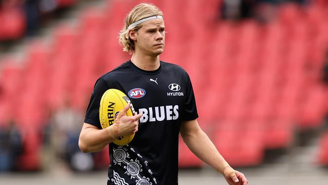 SYDNEY, AUSTRALIA - APRIL 01: Tom De Koning of the Blues warms up during the round three AFL match between Greater Western Sydney Giants and Carlton Blues at GIANTS Stadium, on April 01, 2023, in Sydney, Australia. (Photo by Cameron Spencer/AFL Photos/Getty Images)