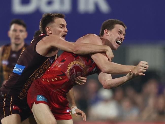Noah Anderson fires out a handpass under pressure. Picture: James Wiltshire/AFL Photos