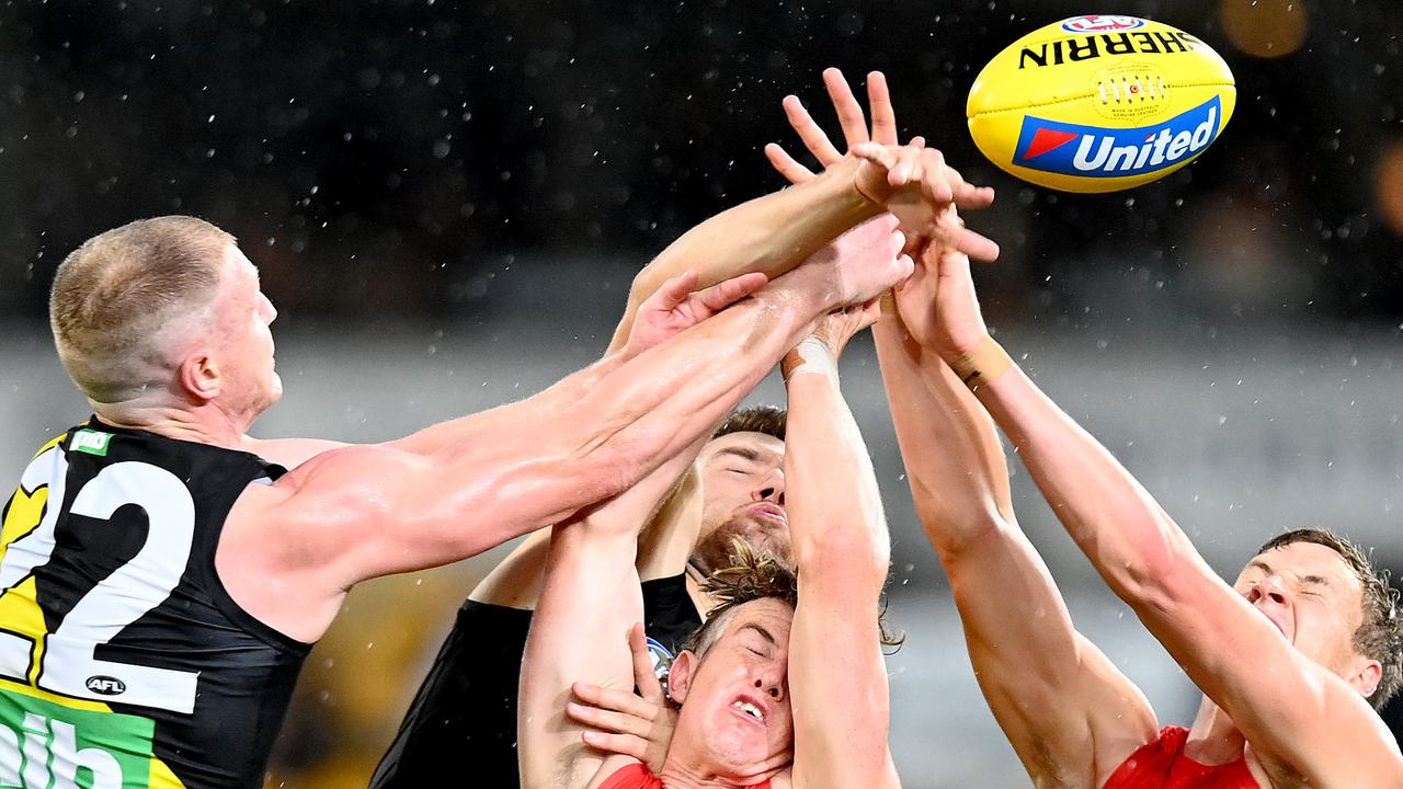 BRISBANE, AUSTRALIA – JULY 12: Chad Warner of the Swans and Josh Caddy of the Tigers challenge for the mark during the round 6 AFL match between the Richmond Tigers and the Sydney Swans at The Gabba on July 12, 2020 in Brisbane, Australia. (Photo by Bradley Kanaris/Getty Images) *** BESTPIX ***
