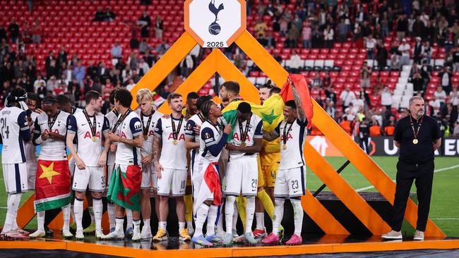 Postecoglou stands to the side as his Tottenham players celebrate. (Photo by Ryan Pierse/Getty Images)