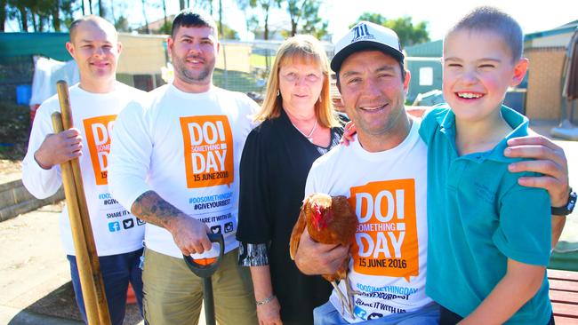 Shane Hunter, Craig Mills, Tallowood principal Carol Robson and Nathan Hindmarsh with Talowood student Zac. Picture: Phil Rogers.