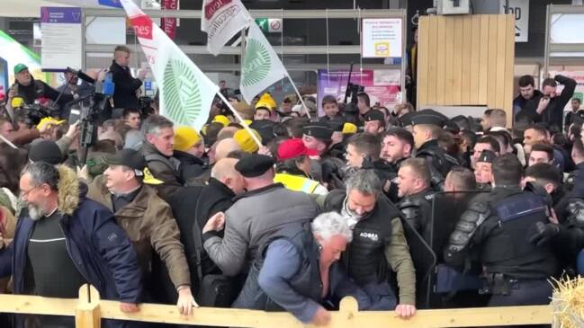 French farmers storm agriculture fair in Paris thumbnail