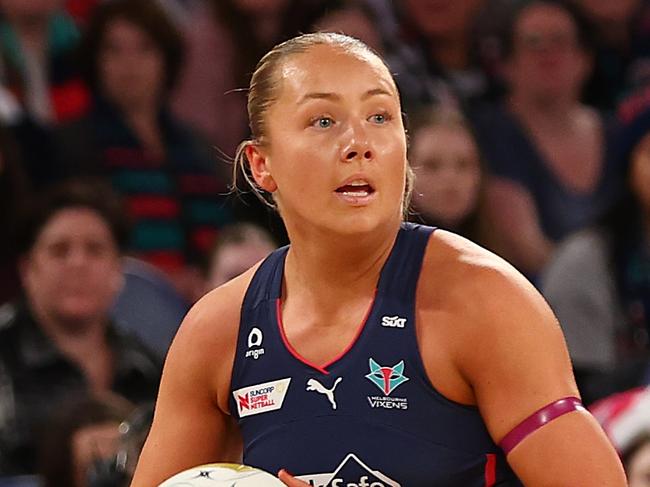 MELBOURNE, AUSTRALIA - JULY 27: Hannah Mundy of the Vixens (R) looks to pass during the Super Netball Preliminary Final match between Melbourne Vixens and West Coast Fever at John Cain Arena on July 27, 2024 in Melbourne, Australia. (Photo by Graham Denholm/Getty Images)