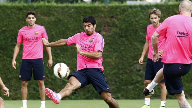 Barcelona's Uruguayan forward Luis Suarez (C) takes part in a training session at the Sports Center FC Barcelona Joan Gamper in Sant Joan Despi, near Barcelona, on August 17, 2014. AFP PHOTO AFP PHOTO / QUIQUE GARCIA