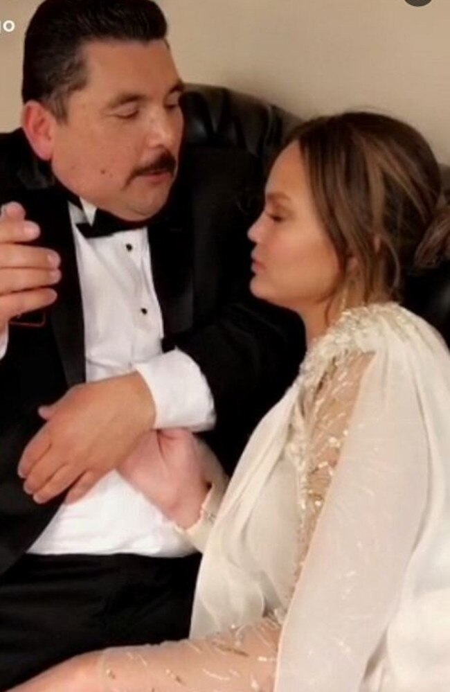 Serial napper Chrissy Teigen also cosied up backstage to host Jimmy Kimmel’s sidekick, Guillermo. Picture: Snapchat