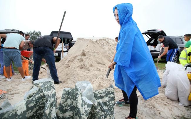 Residents fill sandbags as rain starts to fall in Kissimmee, Florida