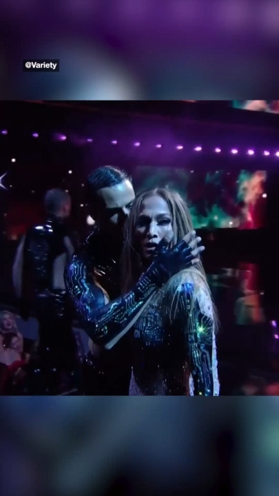 Jennifer Lopez kisses dancers at AMAs