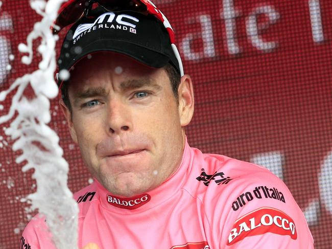 Australian Cadel Evans celebrates the pink jersey of the overall leader on the podium of the 9th stage of the 97th Giro d'Italia, Tour of Italy, cycling race from from Lugo to Sestola (172km) on May 18, 2014 in Sestola. Pieter Weening won ahead Italian Davide Malacarne, team Europcar and Domenico Pozzovivo. AFP PHOTO / LUK BENIES