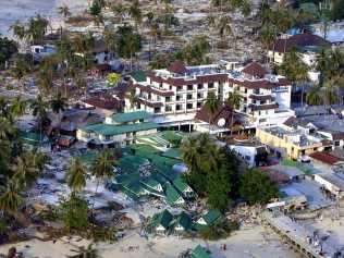 (COMBO) This combination photo created on November 28, 2024 shows an aerial view of destruction of buildings on Koh Phi Phi on December 28, 2004 after the December 26, 2004 tsunami (top) and the same view on November 22, 2024. On December 26, 2004, a magnitude 9.1 earthquake struck the coast of Sumatra in Indonesia and triggered a huge tsunami across the Indian Ocean that killed more than 220,000 people in a dozen countries. (Photo by Manan VATSYAYANA and Roslan RAHMAN / AFP)