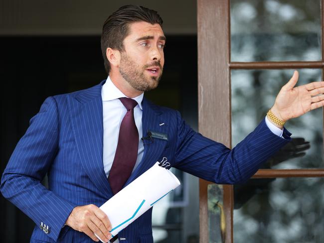 SYDNEY, AUSTRALIA - NewsWire Photos - NOVEMBER 21 2020: Auctioneer Eddy Piddingtonin action during the auction of property in South Steyne in Manly, Sydney Australia. Picture:  NCA NewsWire / Gaye Gerard