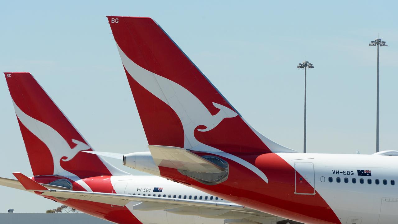 Qantas aircraft engineers would take industrial action by walking off the job for one minute. Picture: NCA NewsWire / Andrew Henshaw