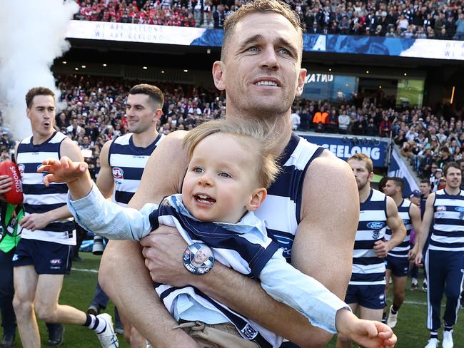 MELBOURNE . 24/09/2022. AFL Grand Final.  Geelong Cats vs Sydney Swans at the MCG.   Geelong skipper Joel Selwood carries Levi Ablett, son of Gary Ablett jnr onto the MCG    . Picture by Michael Klein