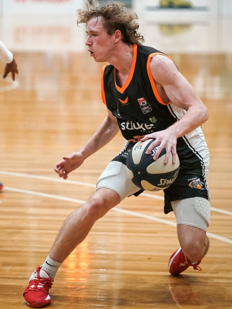 Tasmanian scoring machine Kye Savage put up a buzzer-beater three-pointer to knock off NSW at the Under-20 National Championships. Photo: Robert Spencer.