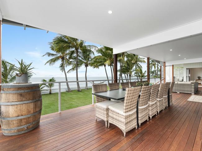 Lowcock Builders scooped the BUSSQ Building Super President’s Award for Queens Bay Home at the Master Builders Mackay and Whitsunday 2023 Housing and Construction Awards. Picture: Liz Andrews Photography