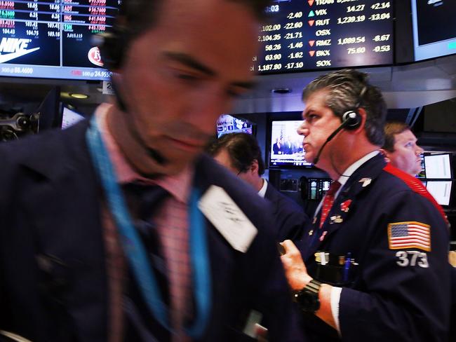 NEW YORK, NY - MAY 26: Traders work on the floor of the New York Stock Exchange (NYSE) on May 26, 2015 in New York City. Following a sharp increase in the price of the dollar, U.S. stocks dropped on Tuesday with the Dow closing down 200 points. Spencer Platt/Getty Images/AFP == FOR NEWSPAPERS, INTERNET, TELCOS & TELEVISION USE ONLY ==