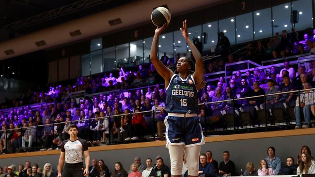 GEELONG, AUSTRALIA - OCTOBER 30: Lynetta Kizer of Geelong United shoots during the round one WNBL match between Geelong United and Townsville Fire at The Geelong Arena, on October 30, 2024, in Geelong, Australia. (Photo by Kelly Defina/Getty Images)