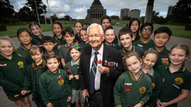 WWII veteran Jack Braidie with a group of primary school children at the Shrine of Remembrance. Picture: Tony Gough