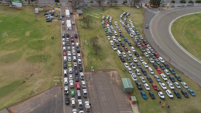 Cars lined up for a testing site in Mildura. Picture: NCA NewsWire / Darren Seiler