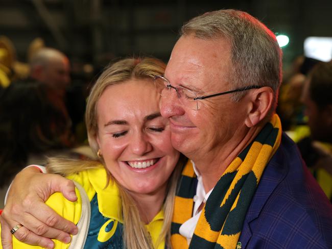 Ariarne Titmus hugs father Steve. Picture: Jason McCawley/Getty Images