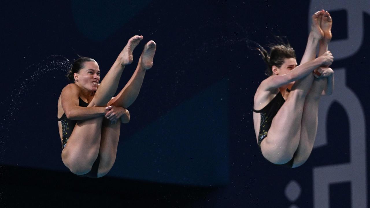 Australia's Maddison Keeney and Anabelle Smith won silver. Picture: Sebastien Bozon / AFP