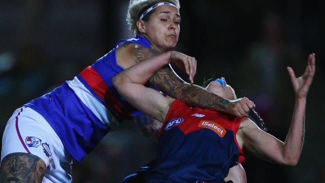 Moana Hope coathangers a Melbourne opponent.