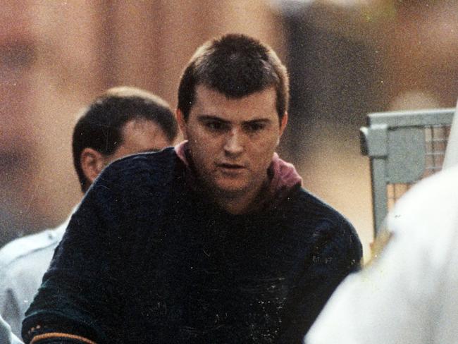 1993? Frankston serial killer Paul Denyer being taken away by police. Murder. Neg: 931203/6