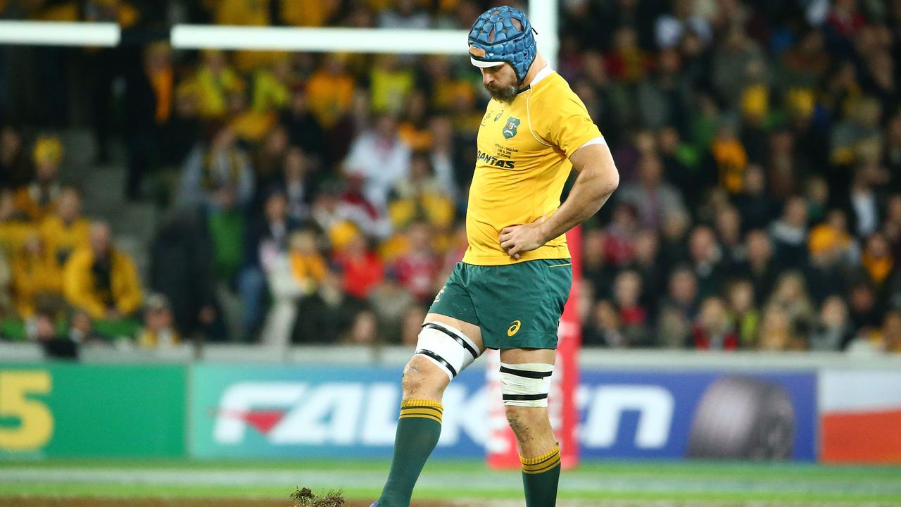 Scott Fardy of the Wallabies kicks the turf at AAMI Park in 2016.