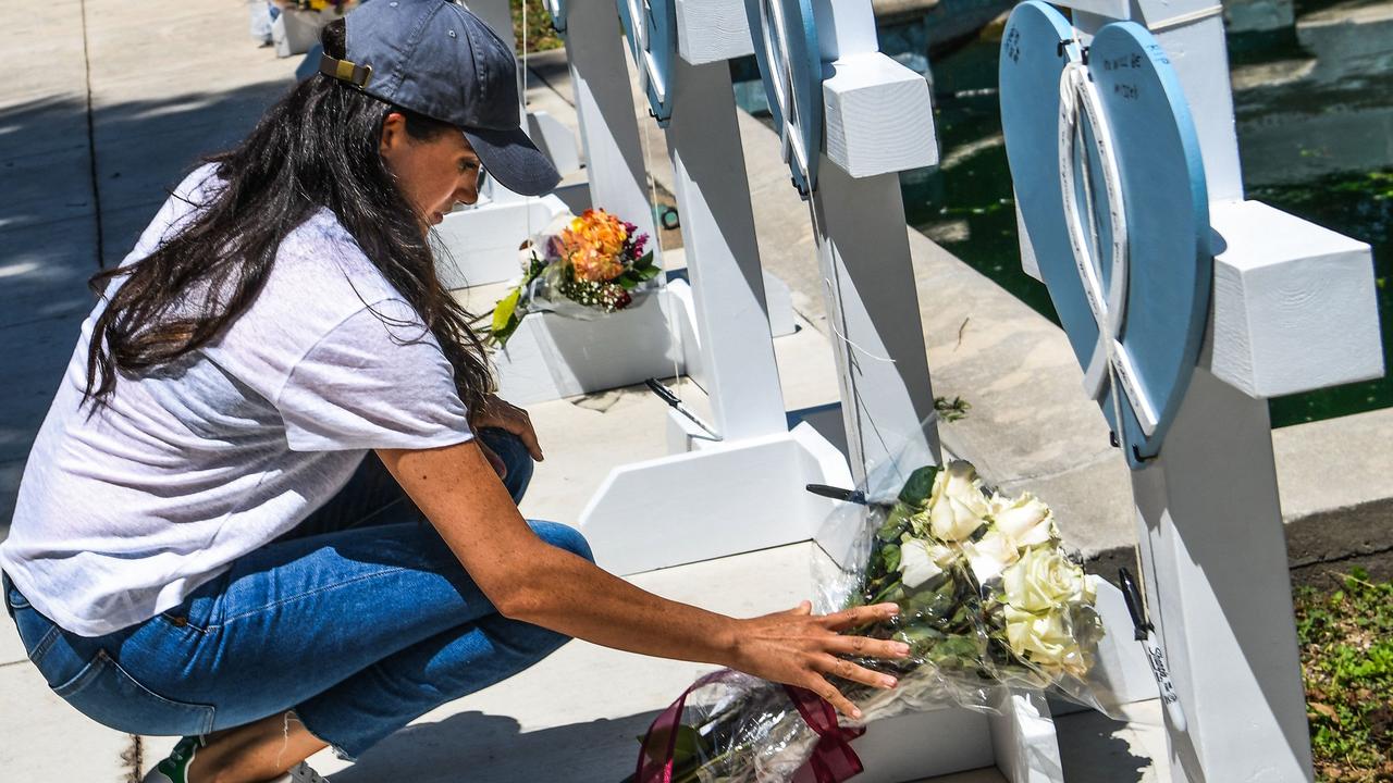 The duchess places flowers at a makeshift memorial outside Uvalde County Courthouse. Picture: CHANDAN KHANNA / AFP