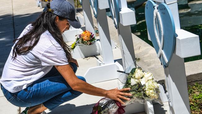 The duchess places flowers at a makeshift memorial outside Uvalde County Courthouse. Picture: CHANDAN KHANNA / AFP