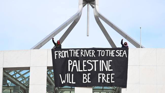 CANBERRA, AUSTRALIA NewsWire Photos. JULY 4TH, 2024.  Pro-Palestine protesters have taken to the roof of Parliament House to unfurl a banner. Picture: NewsWire/ Martin Ollman