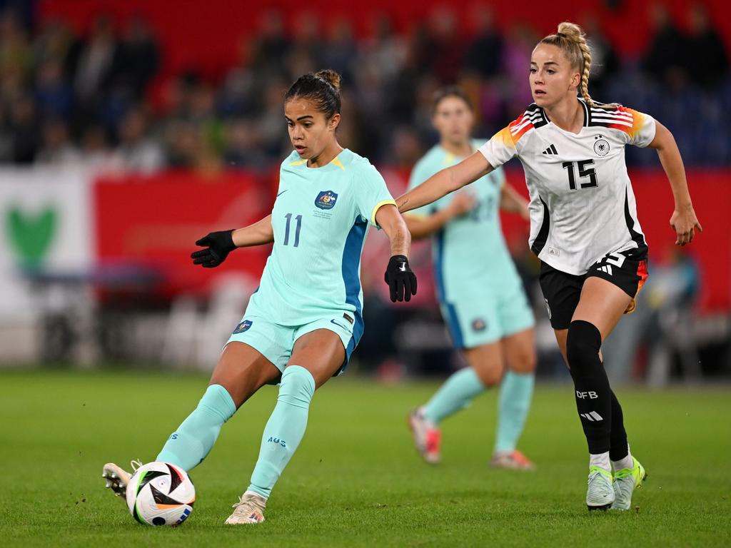 DUISBURG, GERMANY - OCTOBER 28: Mary Fowler of Australia passes the ball whilst under pressure from Giulia Gwinn of Germany during the Women's international friendly match between Germany and Australia at Schauinsland-Reisen-Arena on October 28, 2024 in Duisburg, Germany. (Photo by Frederic Scheidemann/Getty Images for Football Australia)