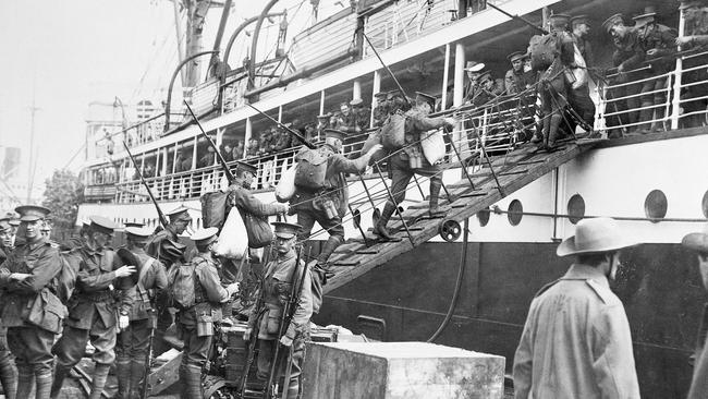 Australian Imperial Force WWI soldiers board a troop transport at Fremantle. Picture: Australian War Memorial.